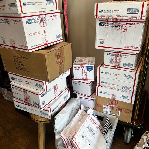 Hello I’m Carla @Cache_Luxe   🌸 Boutique Owner 10 Yrs & Posh 12 Yrs - Picture 9 of 14